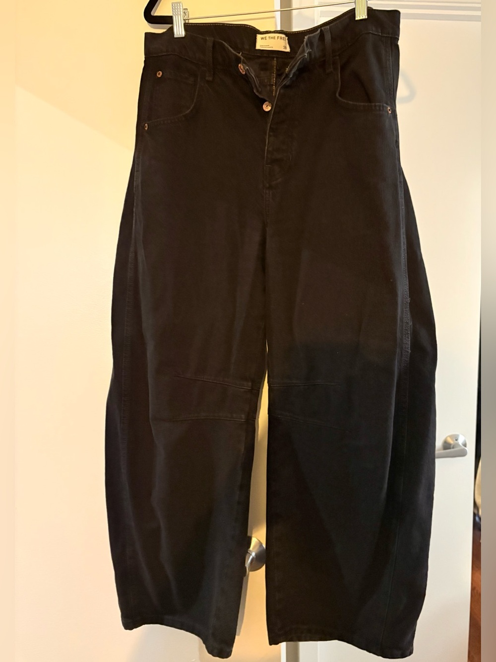We the Free Barrel leg jeans. Black. Size 28 - Picture 3 of 6